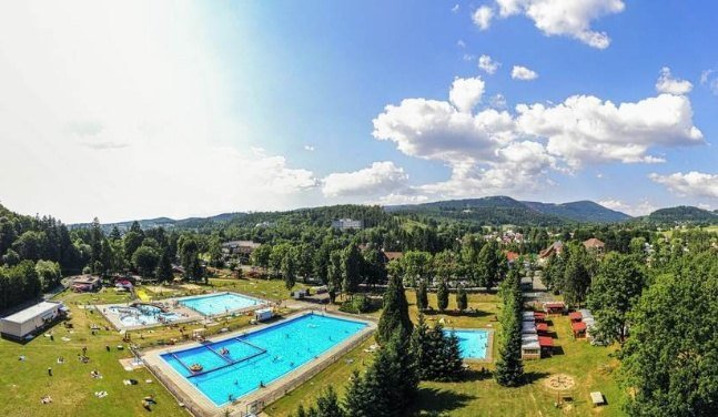 Výhled na bazén a přírodu