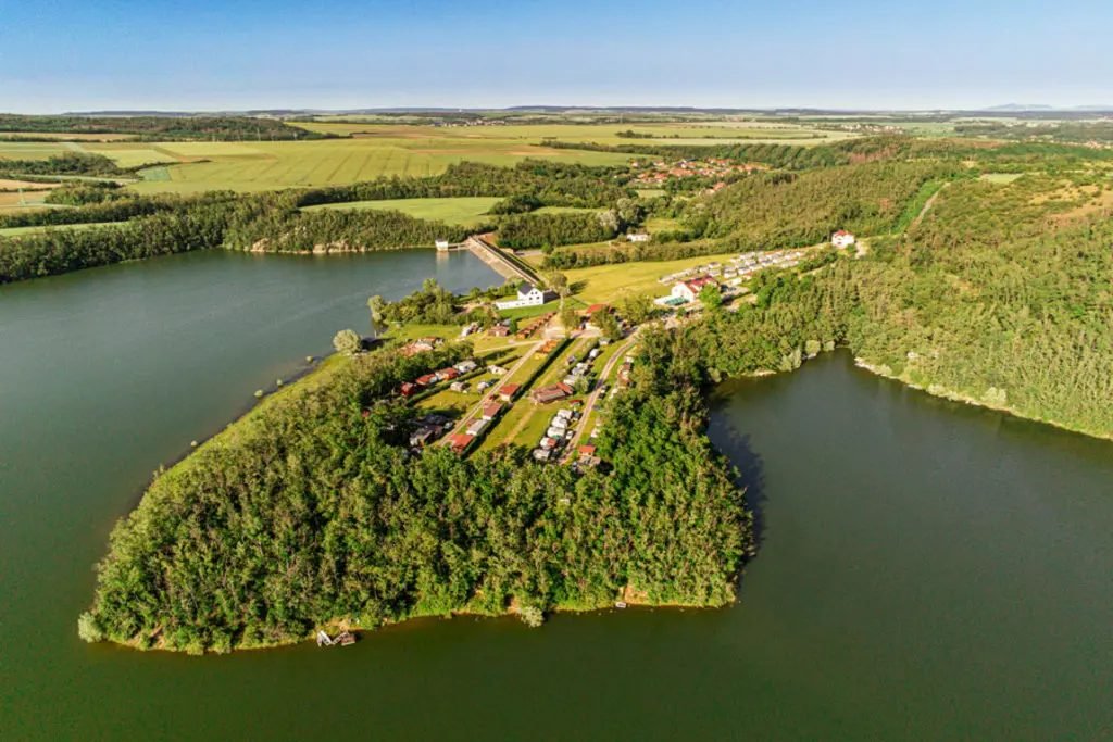 Ubytování v mobilních domech v Autokempu Výr – Dovolená u Výrovické přehrady